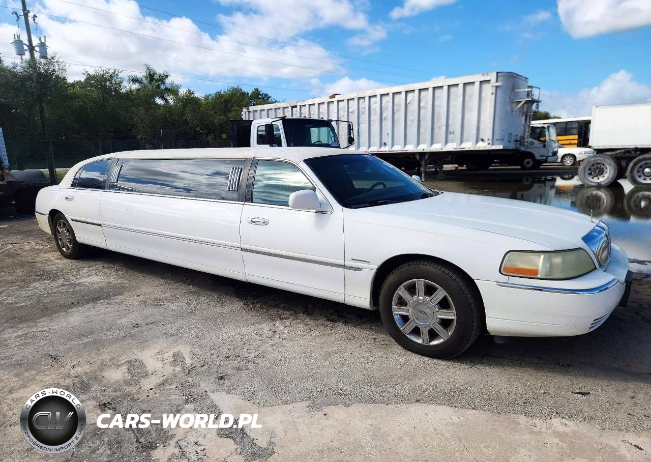 2003 Lincoln Town Car Executive VIN:1L1FM81W53Y635217 - 4