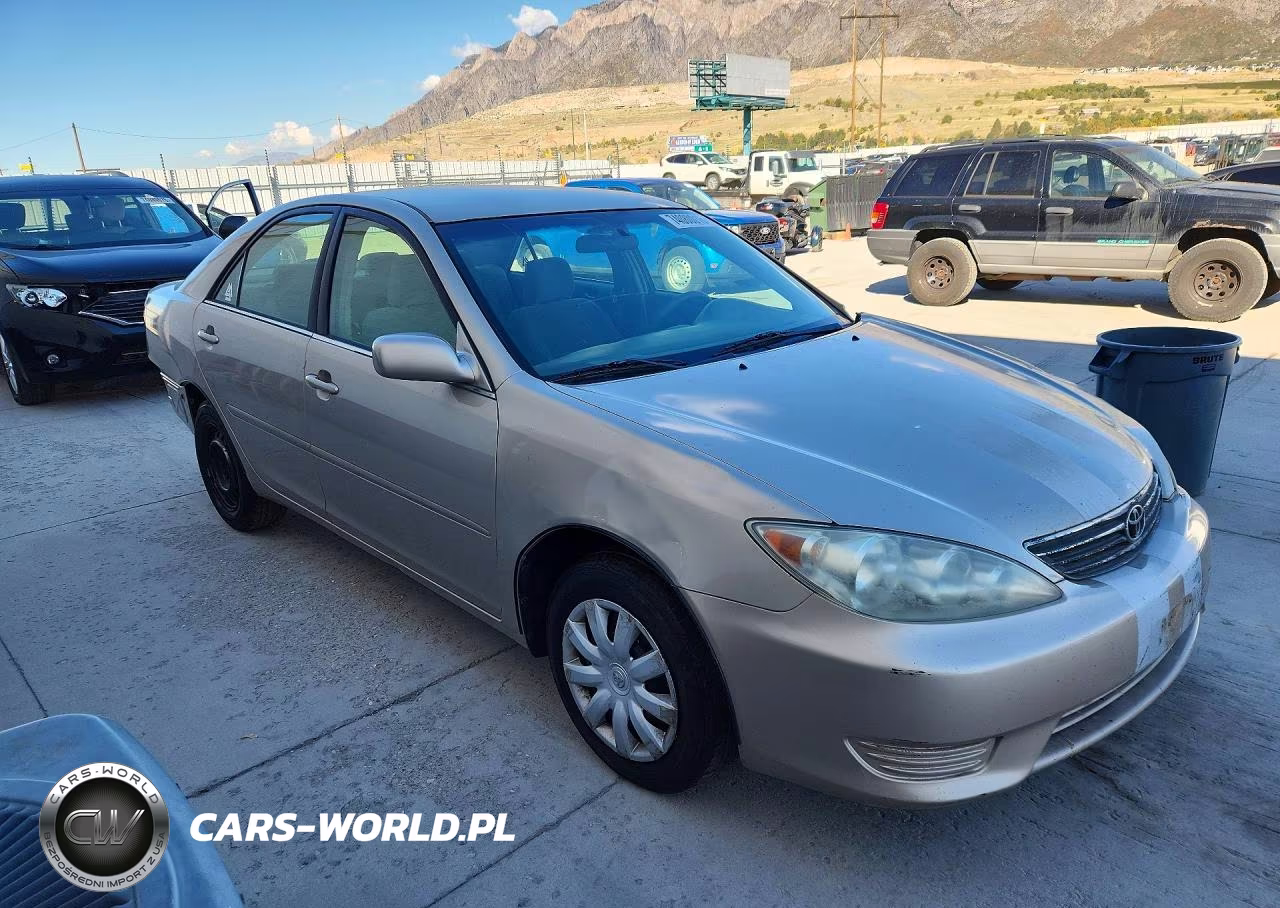2005 Toyota Camry Le VIN:4T1BE30KX5U075068 - 4