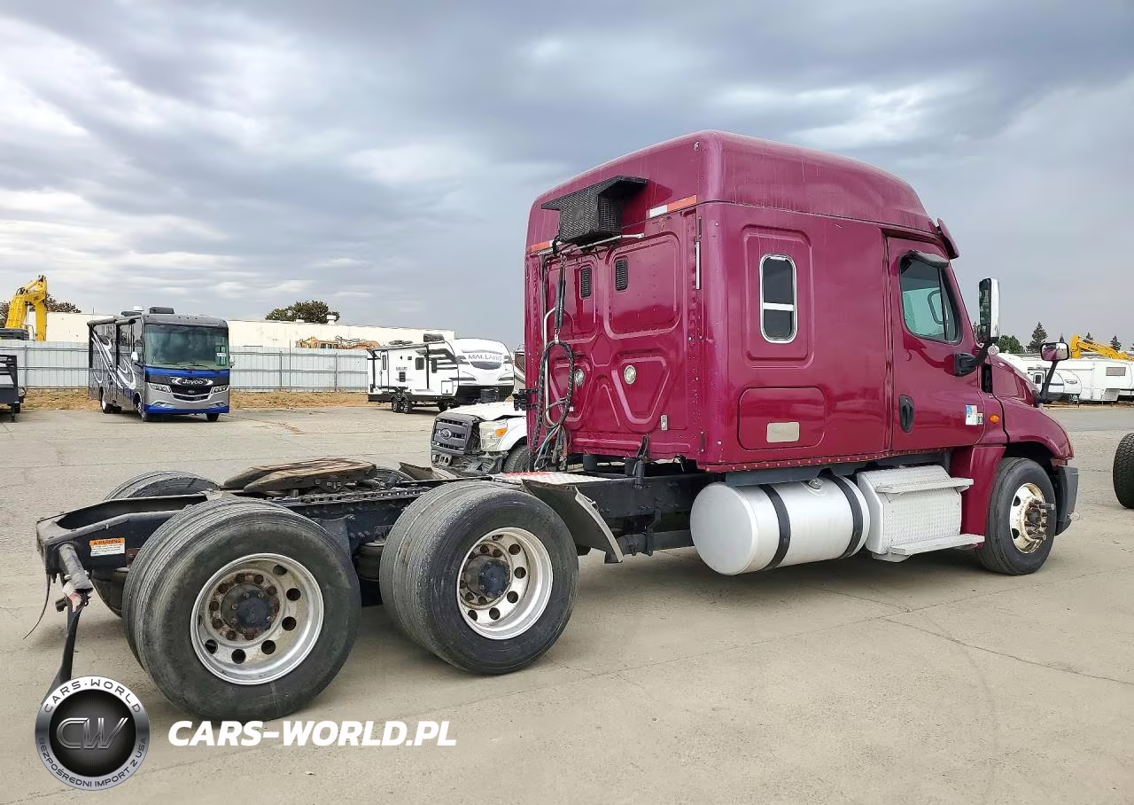2015 Freightliner Cascadia Semi Truck VIN:3AKJGLD51FSGB6266 - 3