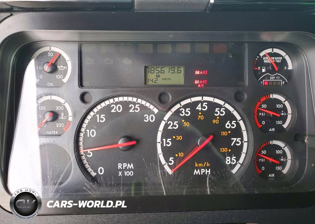 2015 Freightliner Cascadia Semi Truck VIN:3AKJGLD51FSGB6266 - 9