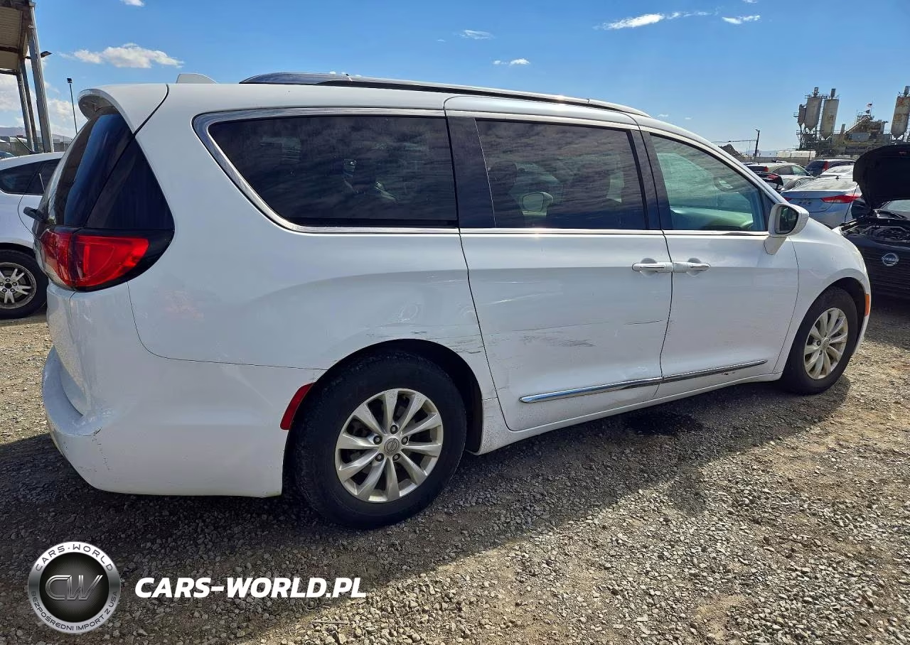 2019 Chrysler Pacifica Touring L VIN:2C4RC1BG9KR548263 - 3