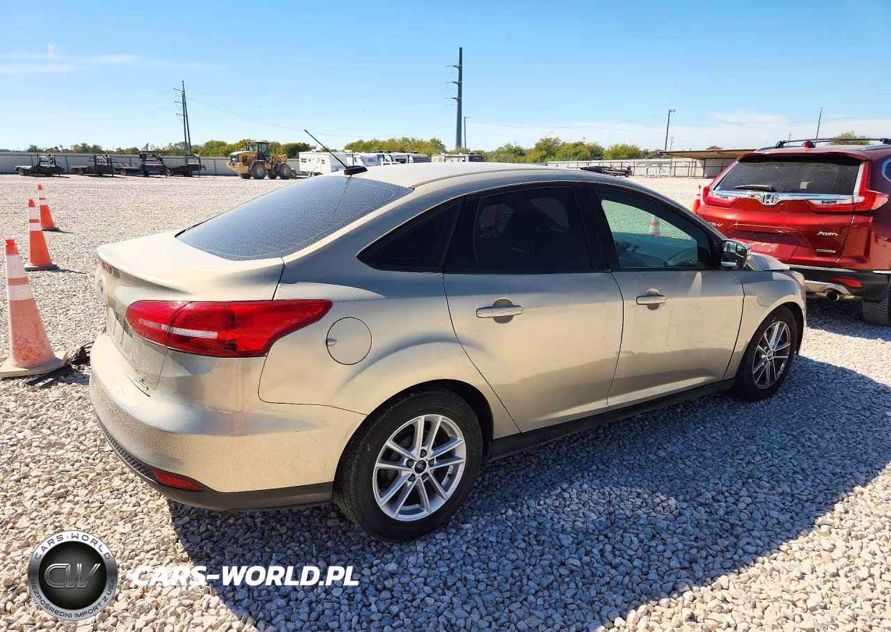 2016 Ford Focus Se VIN:1FADP3F28GL257963 - 3