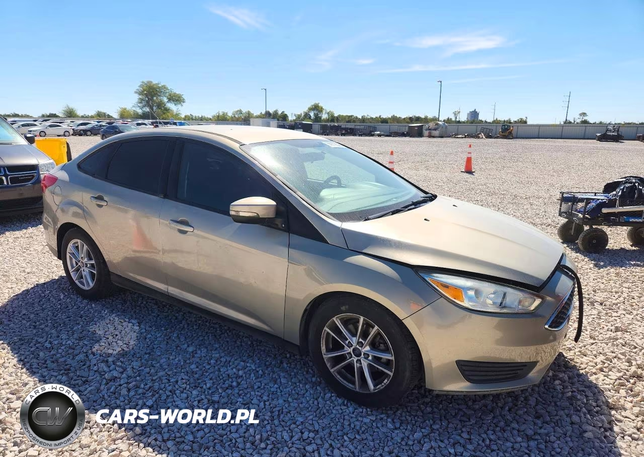2016 Ford Focus Se VIN:1FADP3F28GL257963 - 4