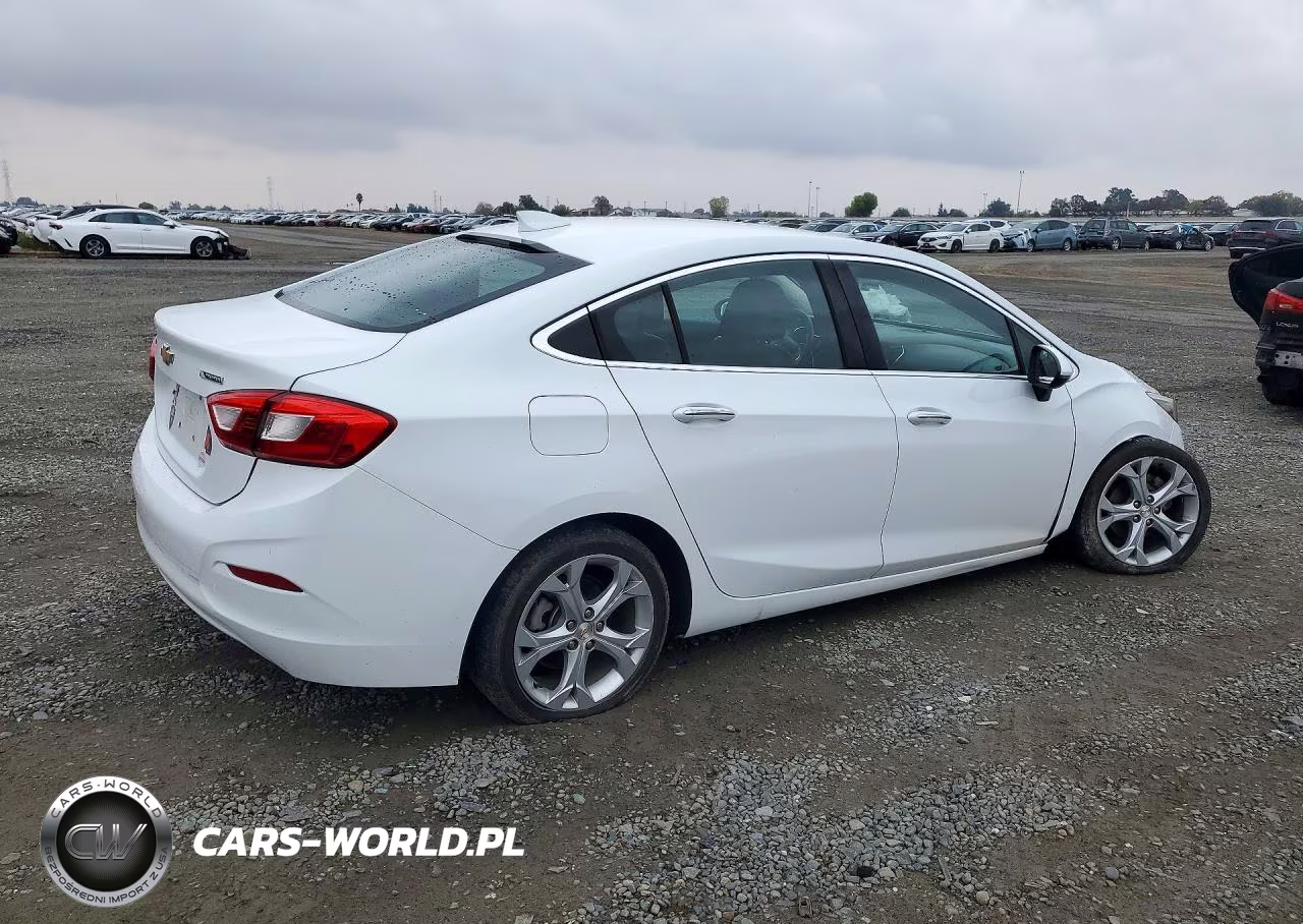2018 Chevrolet Cruze Premier VIN:1G1BF5SM1J7102798 - 3
