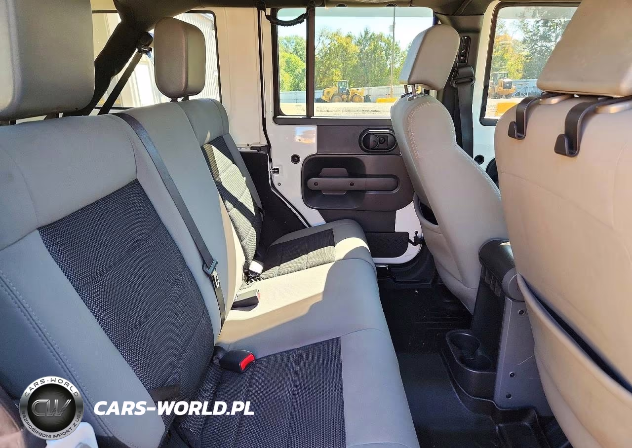 2010 Jeep Wrangler Unlimited Sahara VIN:1J4BA5H15AL196527 - 10