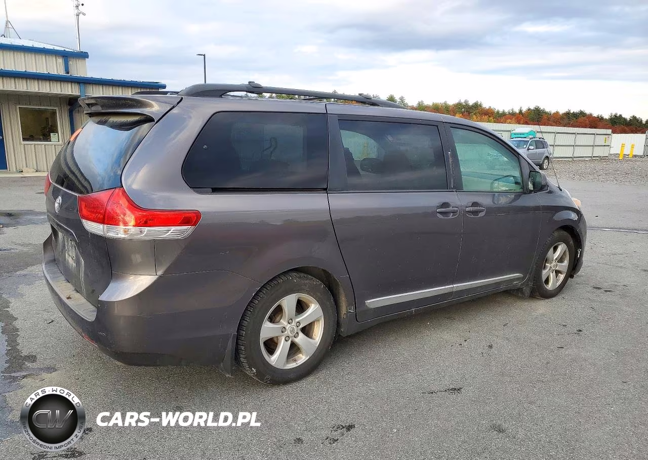 2012 Toyota Sienna Le VIN:5TDKK3DC8CS254033 - 3
