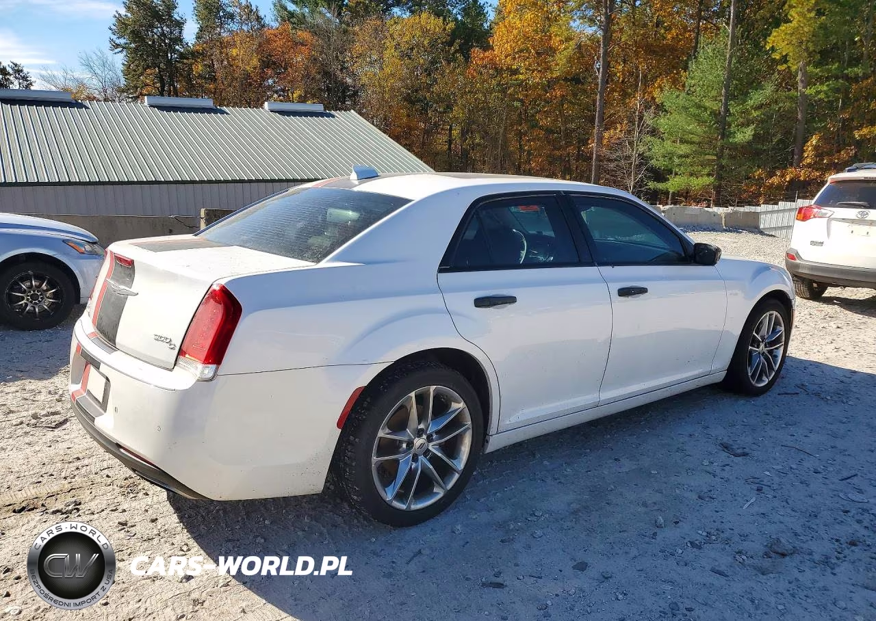 2015 Chrysler 300C Platinum VIN:2C3CCASG6FH923435 - 3