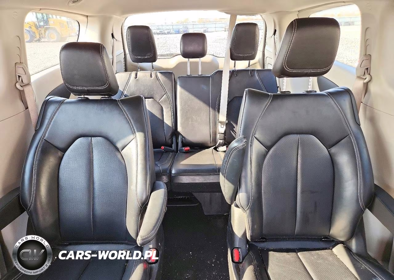 2023 Chrysler Pacifica Hybrid Touring L VIN:2C4RC1L71PR614228 - 10
