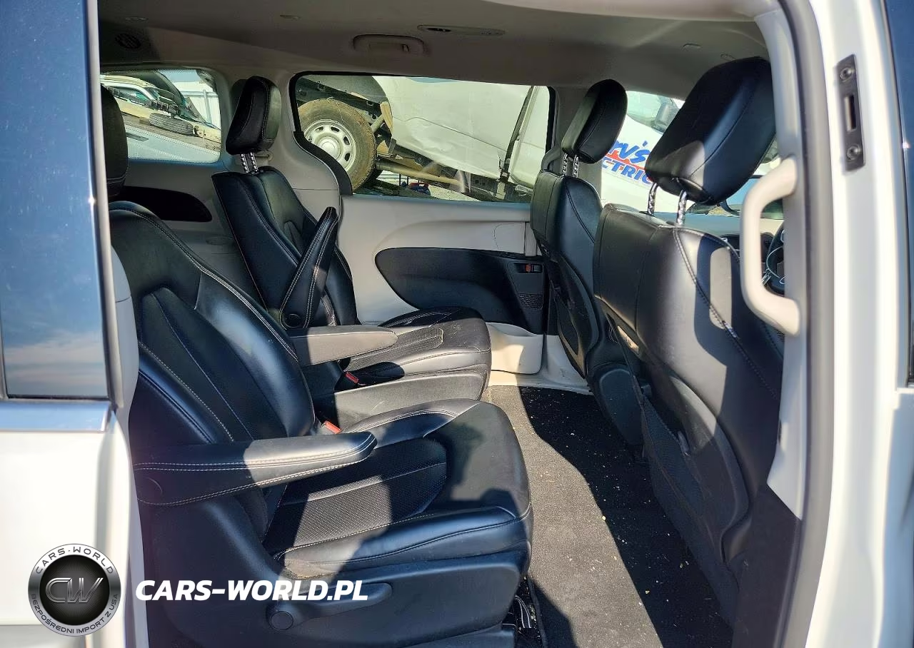 2023 Chrysler Pacifica Hybrid Touring L VIN:2C4RC1L71PR614228 - 11