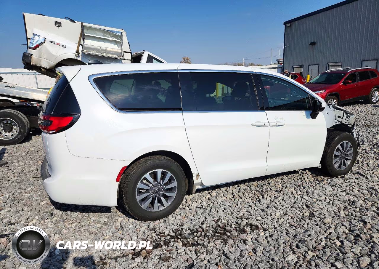 2023 Chrysler Pacifica Hybrid Touring L VIN:2C4RC1L71PR614228 - 3