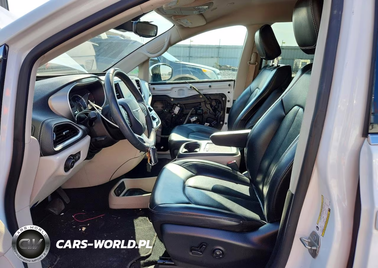 2023 Chrysler Pacifica Hybrid Touring L VIN:2C4RC1L71PR614228 - 7
