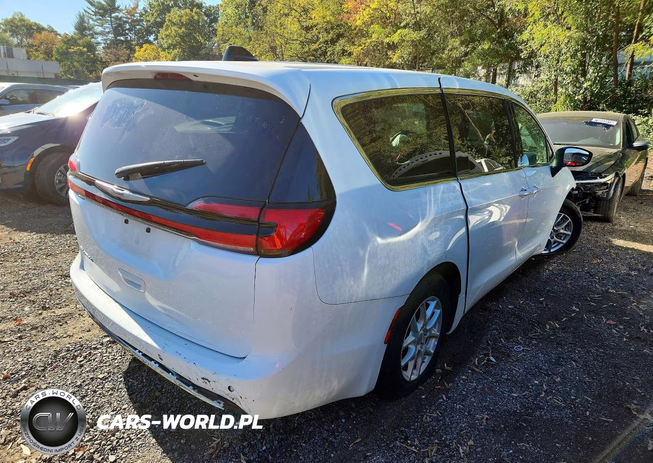 2023 Chrysler Pacifica Touring L VIN:2C4RC1BG1PR624680 - 3