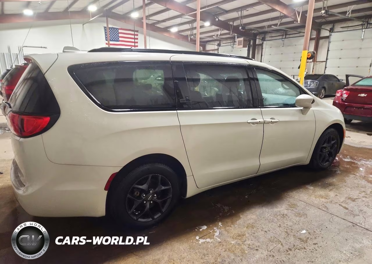2019 Chrysler Pacifica Touring L VIN:2C4RC1BG8KR610316 - 3