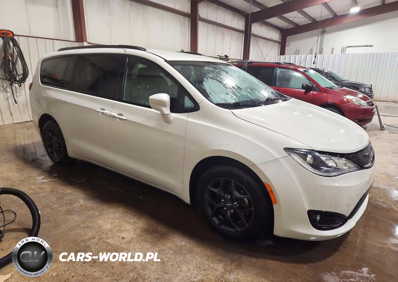 2019 Chrysler Pacifica Touring L VIN:2C4RC1BG8KR610316 - 4