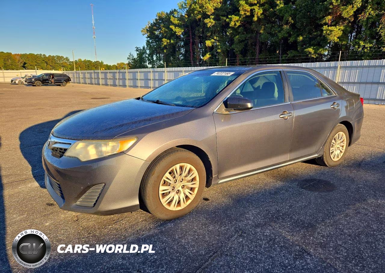 2013 Toyota Camry Le – zdjęcie 1 z 12