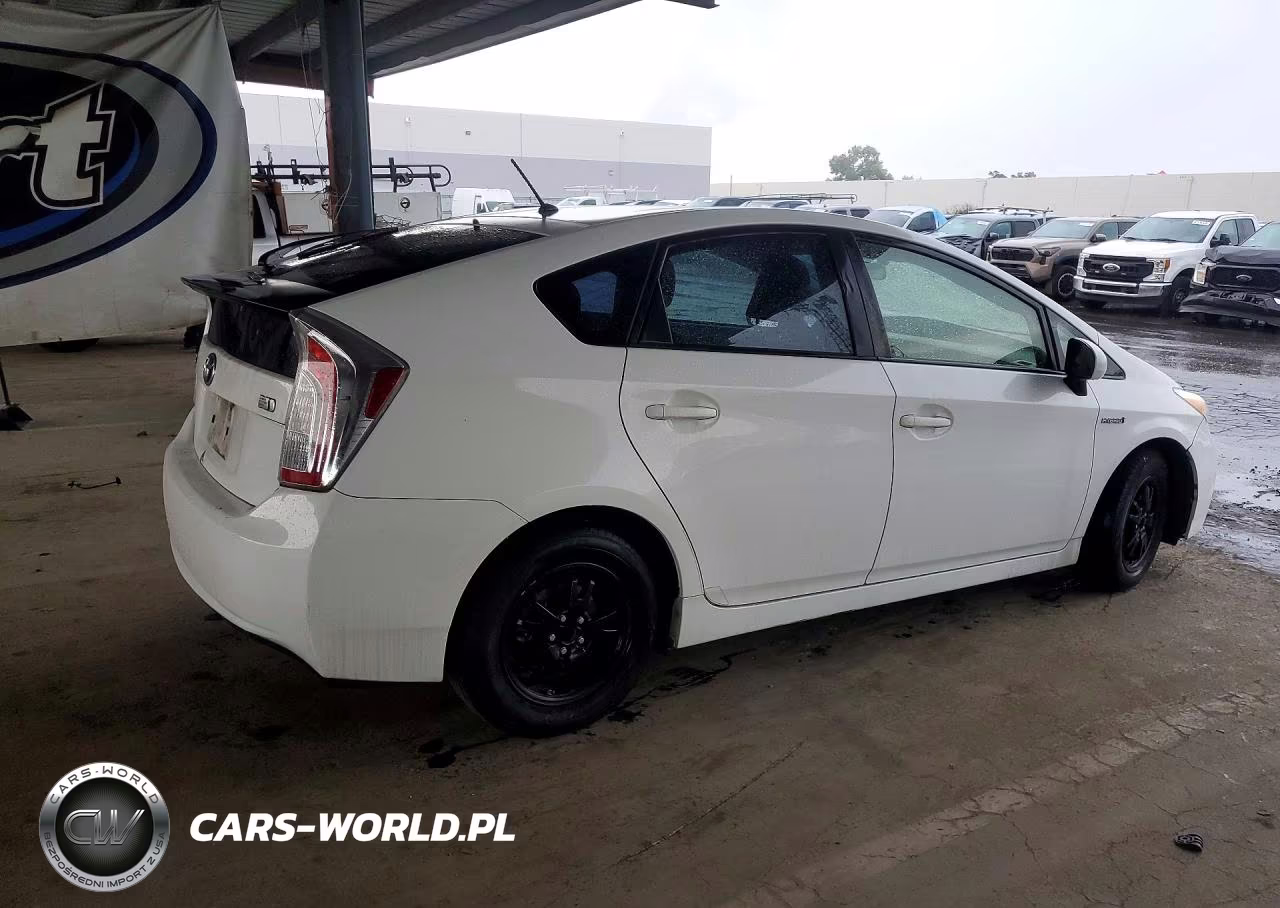 2013 Toyota Prius Two VIN:JTDKN3DU7D5618286 - 3