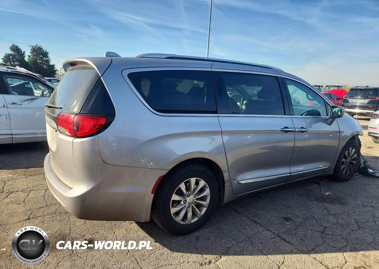 2019 Chrysler Pacifica Touring L VIN:2C4RC1BG3KR559971 - 3