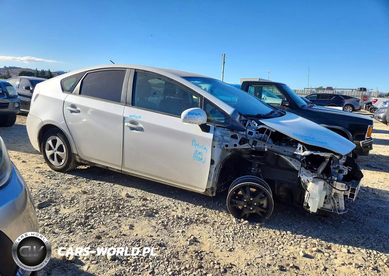 2015 Toyota Prius Two VIN:JTDKN3DU5F0474799 - 4