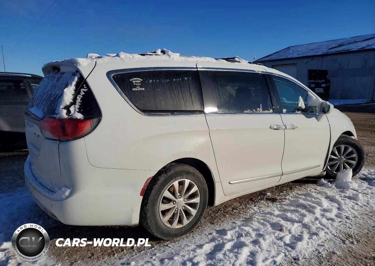 2017 Chrysler Pacifica Touring L VIN:2C4RC1BGXHR587386 - 3