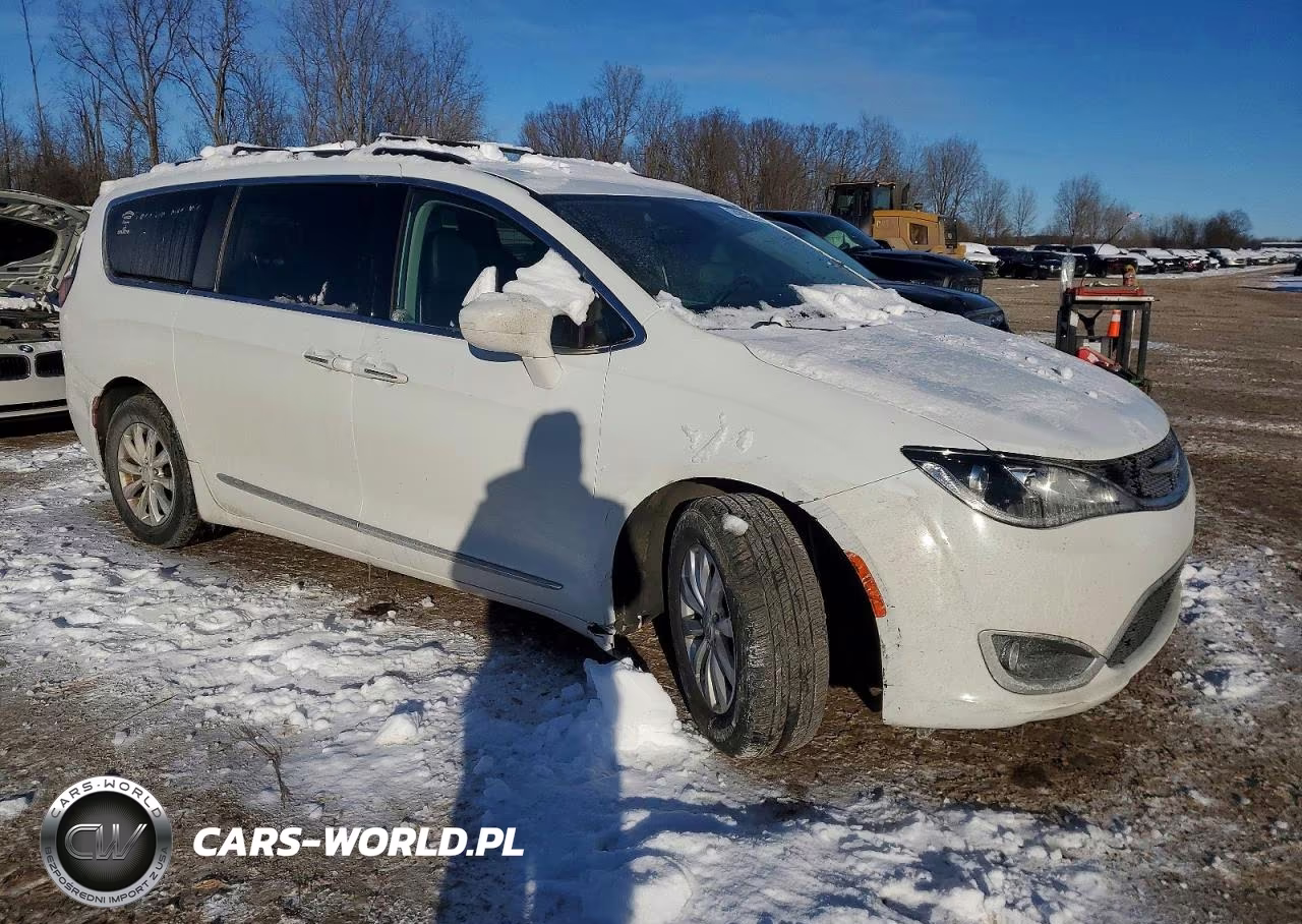 2017 Chrysler Pacifica Touring L VIN:2C4RC1BGXHR587386 - 4