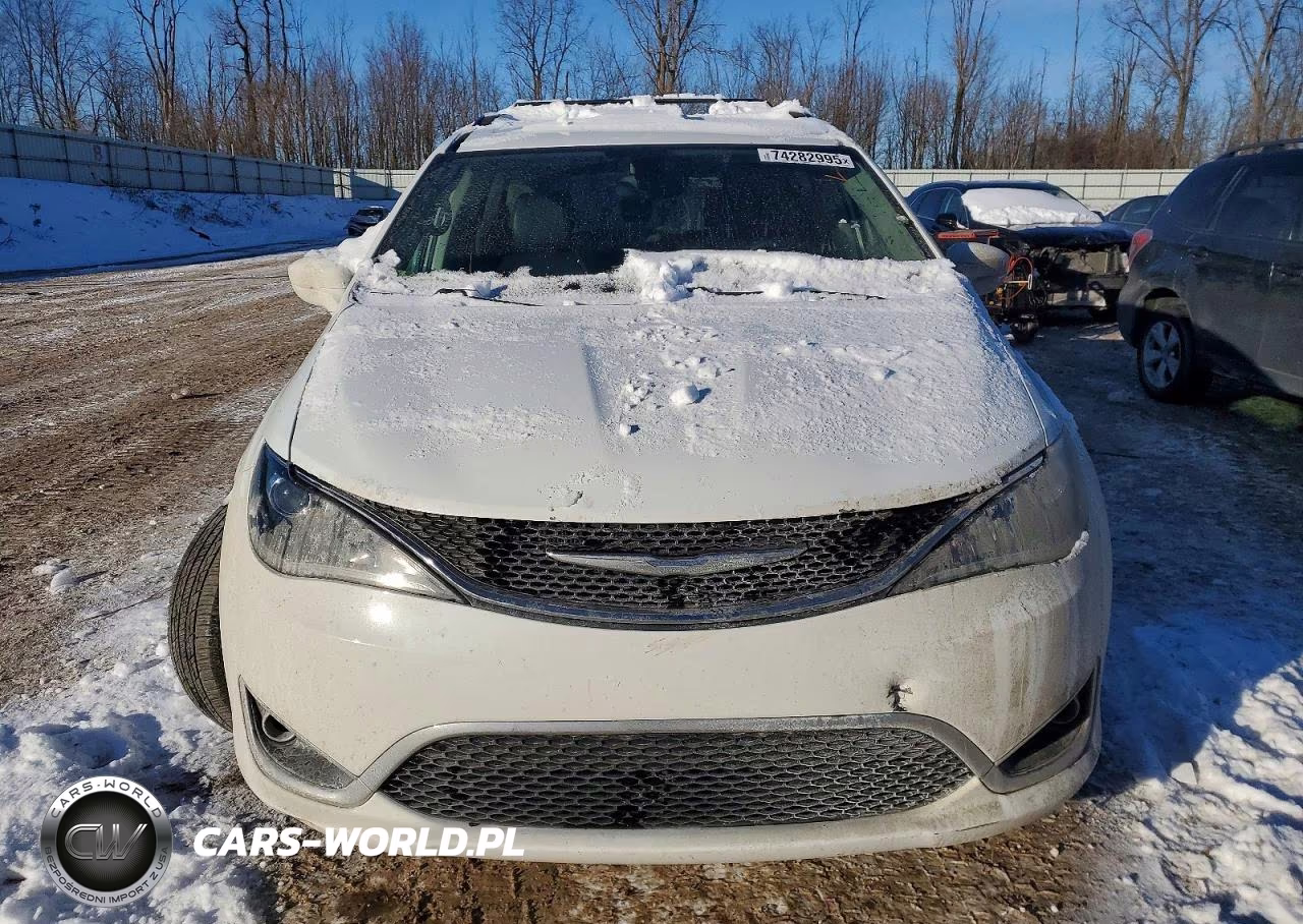2017 Chrysler Pacifica Touring L VIN:2C4RC1BGXHR587386 - 5