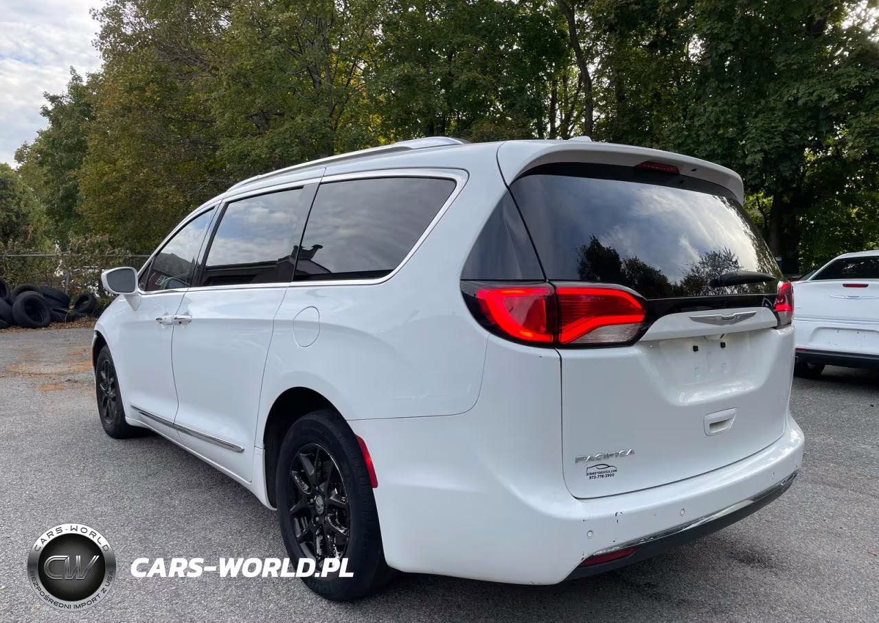 2020 Chrysler Pacifica Touring L VIN:2C4RC1BG4LR157281 - 3