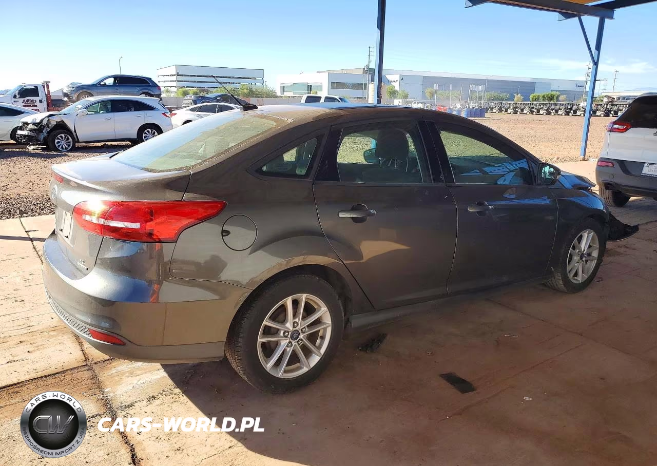 2015 Ford Focus Se VIN:1FADP3F28FL260750 - 3