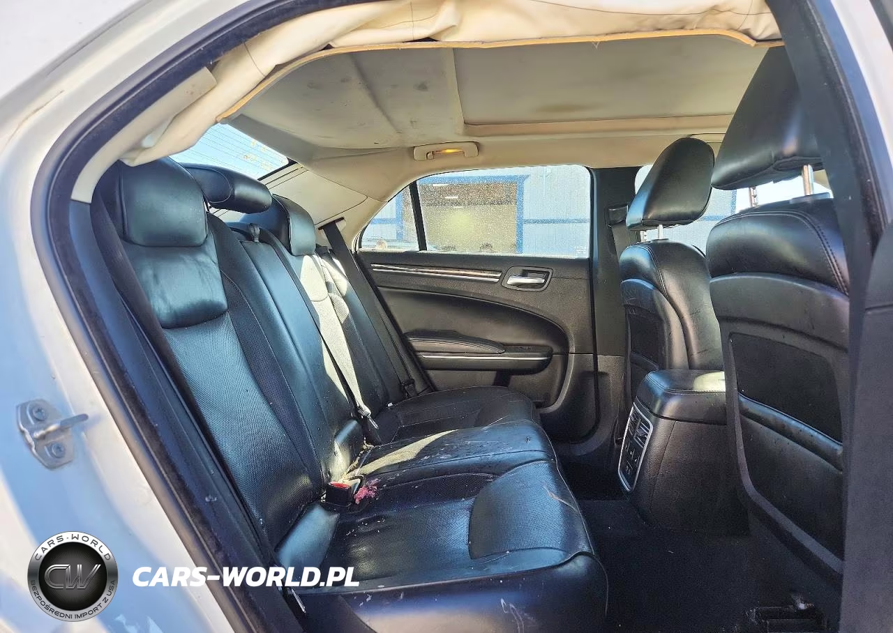 2019 Chrysler 300 Limited VIN:2C3CCAEG3KH543118 - 10