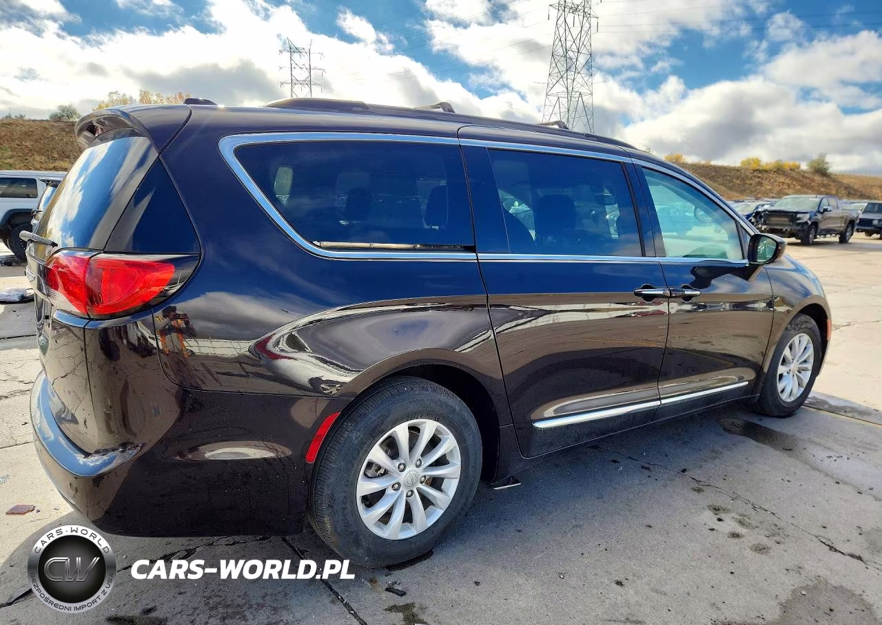 2017 Chrysler Pacifica Touring L VIN:2C4RC1BG2HR691774 - 3