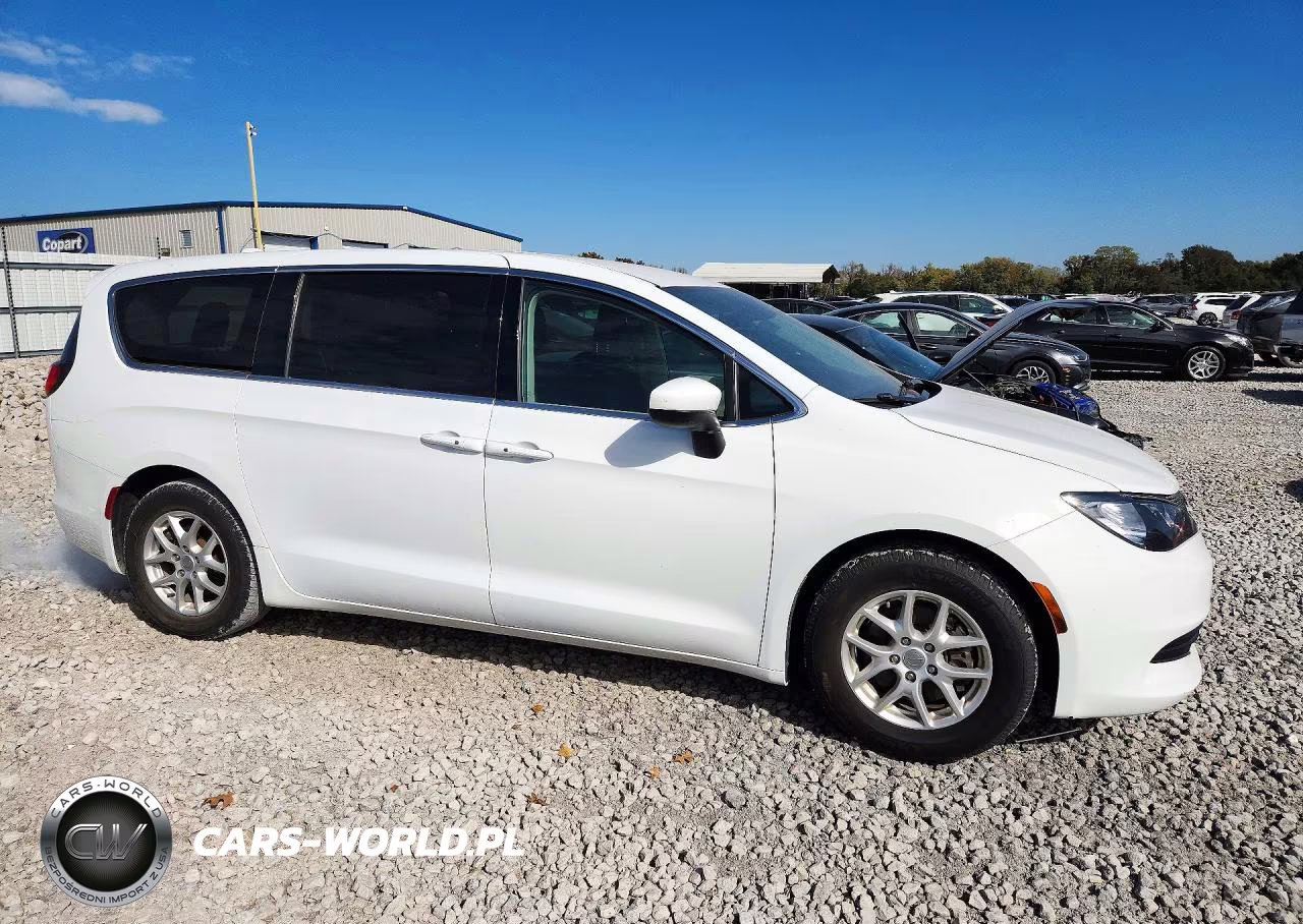 2017 Chrysler Pacifica Touring VIN:2C4RC1DG8HR723186 - 4