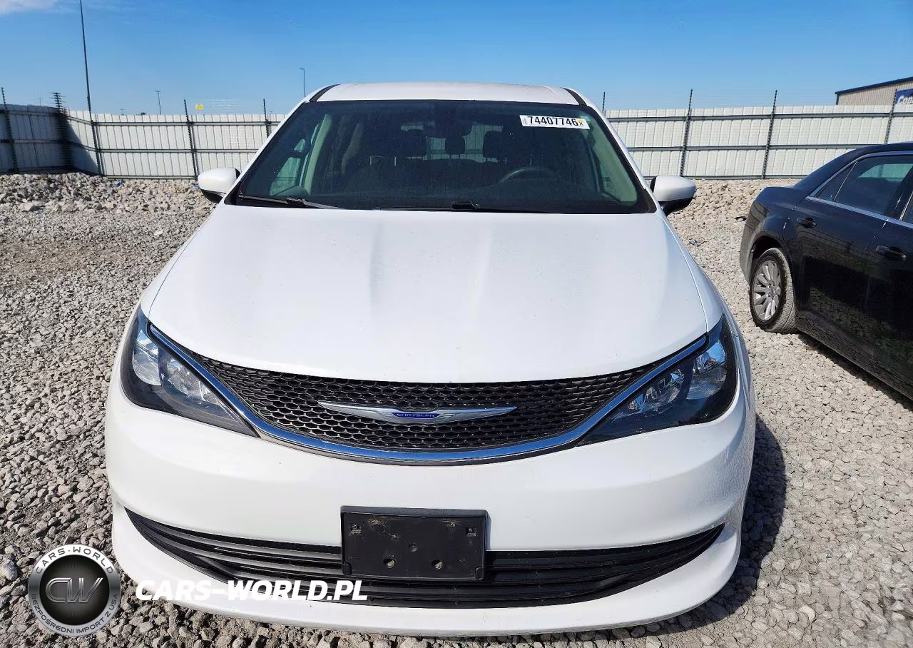 2017 Chrysler Pacifica Touring VIN:2C4RC1DG8HR723186 - 5