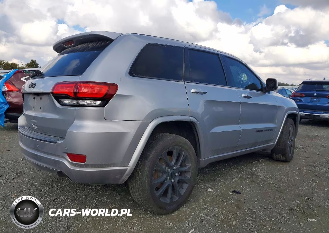 2018 Jeep Grand Cherokee Laredo VIN:1C4RJFAG1JC467530 - 3