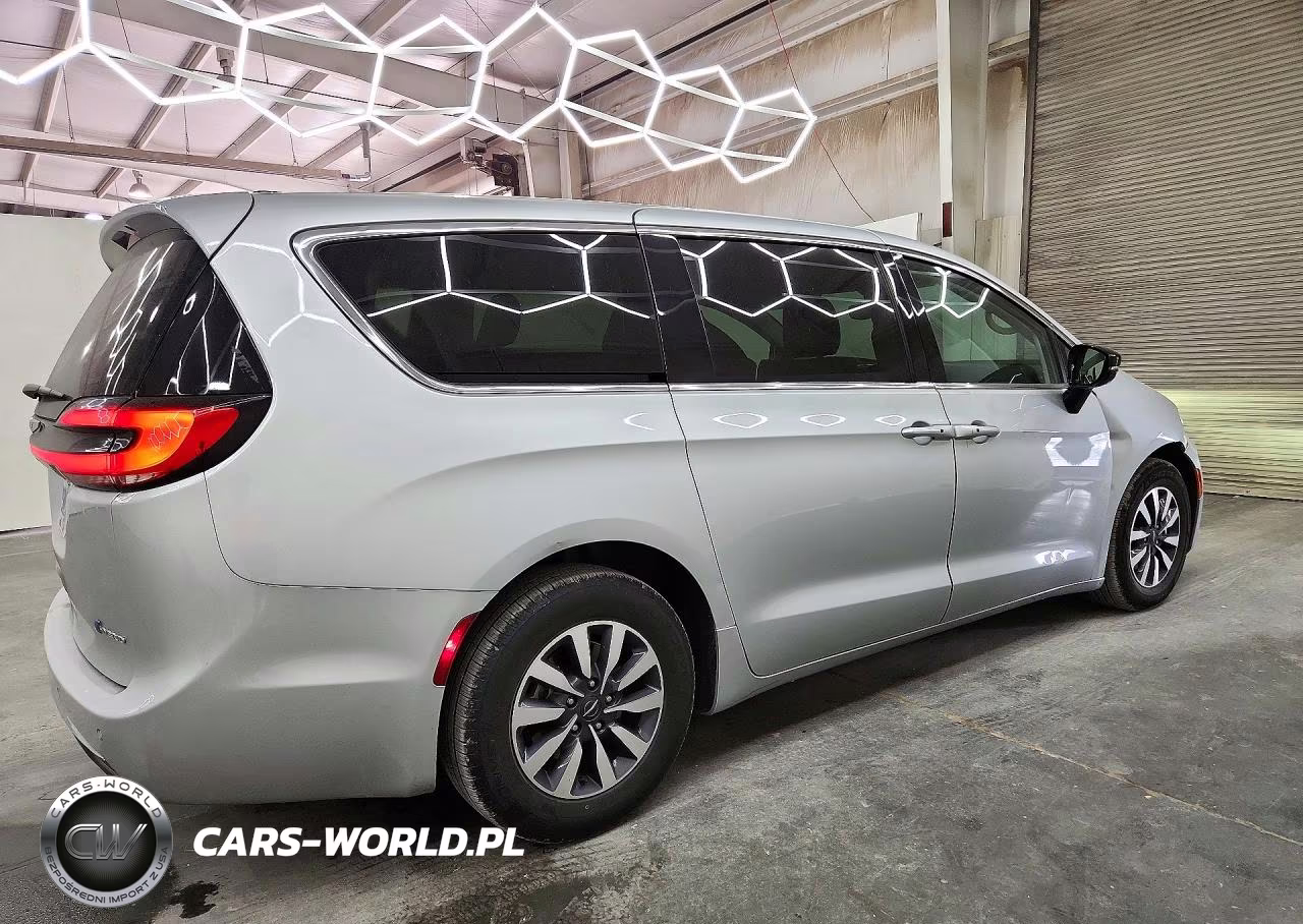 2024 Chrysler Pacifica Hybrid Select VIN:2C4RC1S70RR150059 - 3