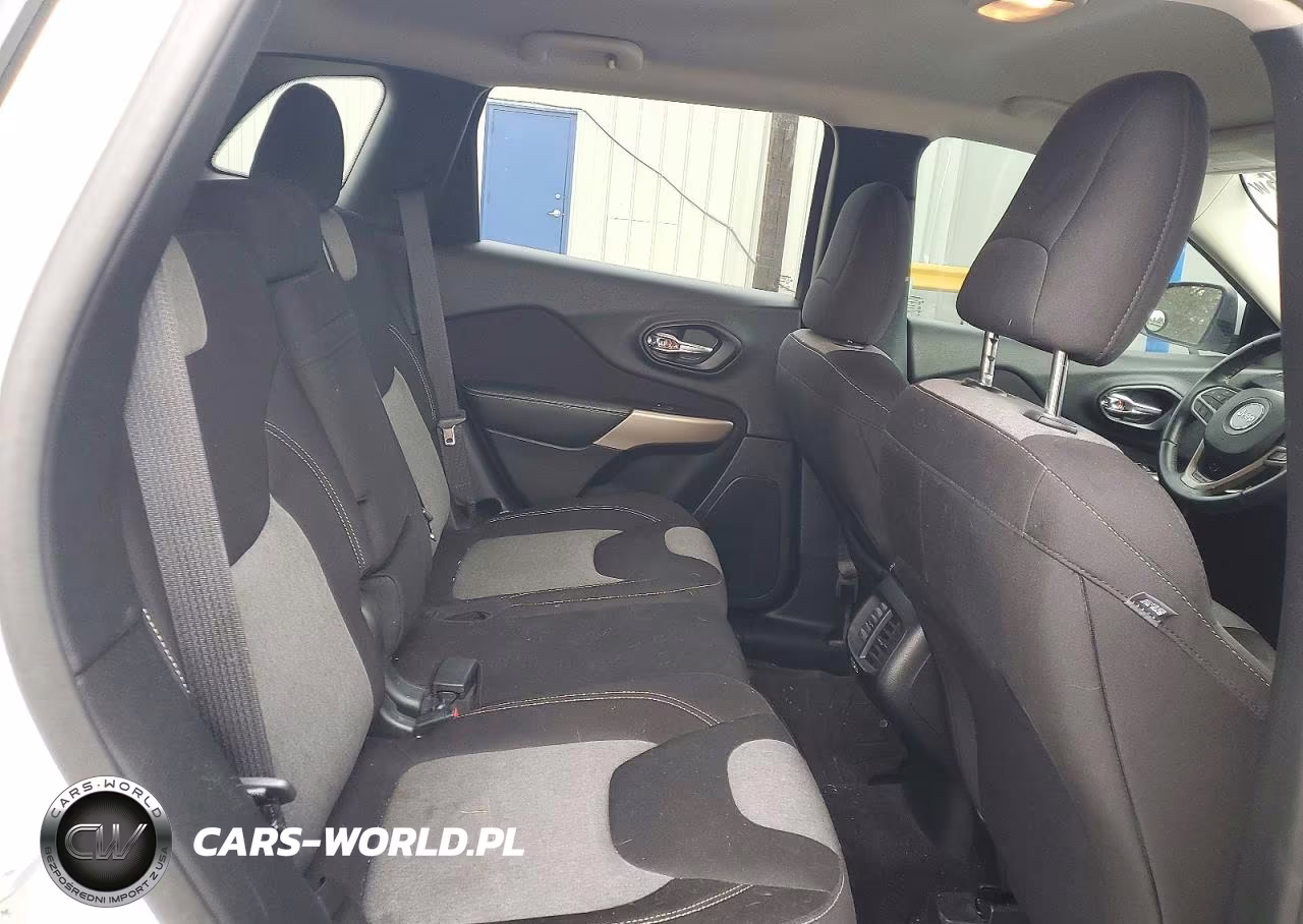 2018 Jeep Cherokee Latitude VIN:1C4PJLCX8JD523878 - 10