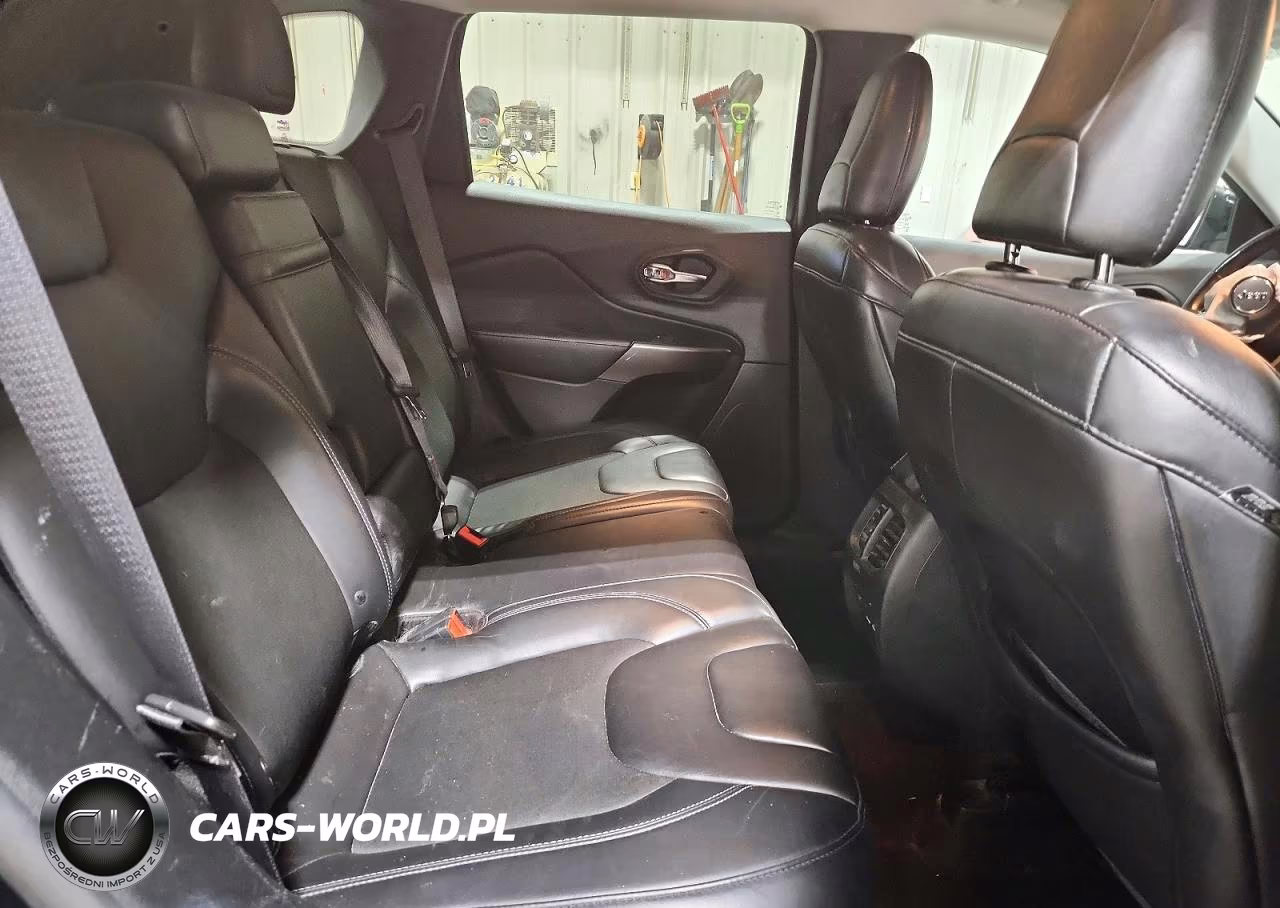 2019 Jeep Cherokee Latitude Plus VIN:1C4PJMLB2KD367770 - 10