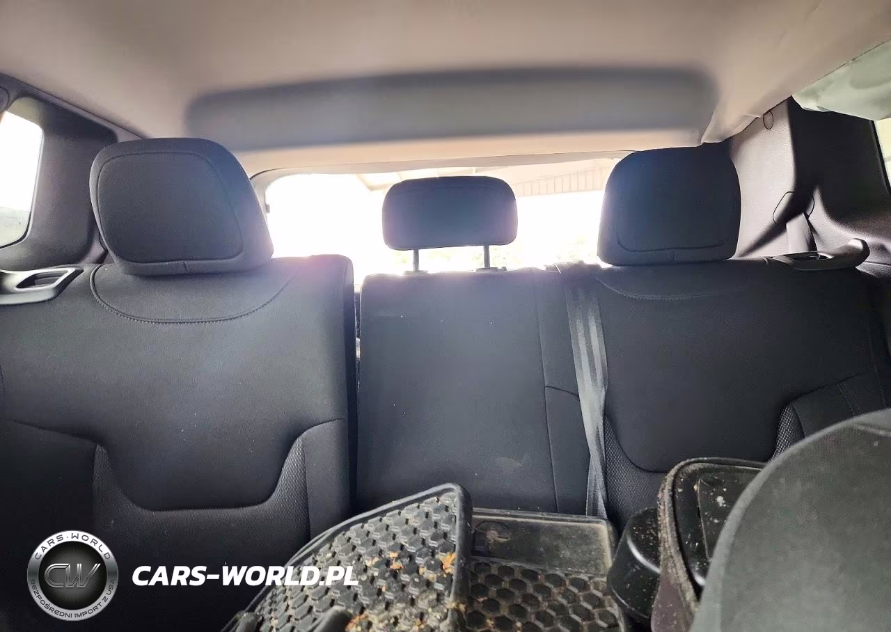 2023 Jeep Renegade Latitude 4X4 VIN:ZACNJDB14PPP61969 - 10
