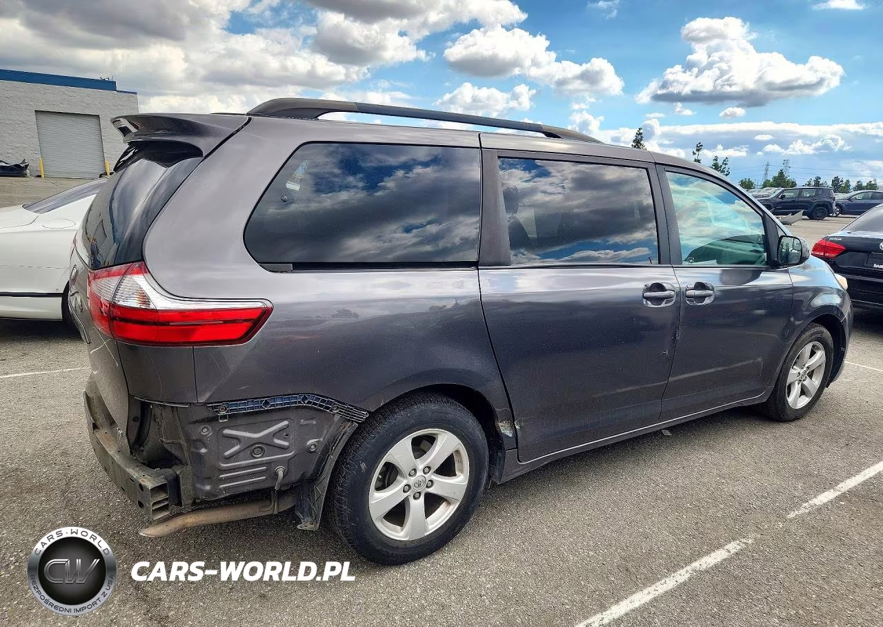 2017 Toyota Sienna Le VIN:5TDKZ3DC2HS784999 - 3