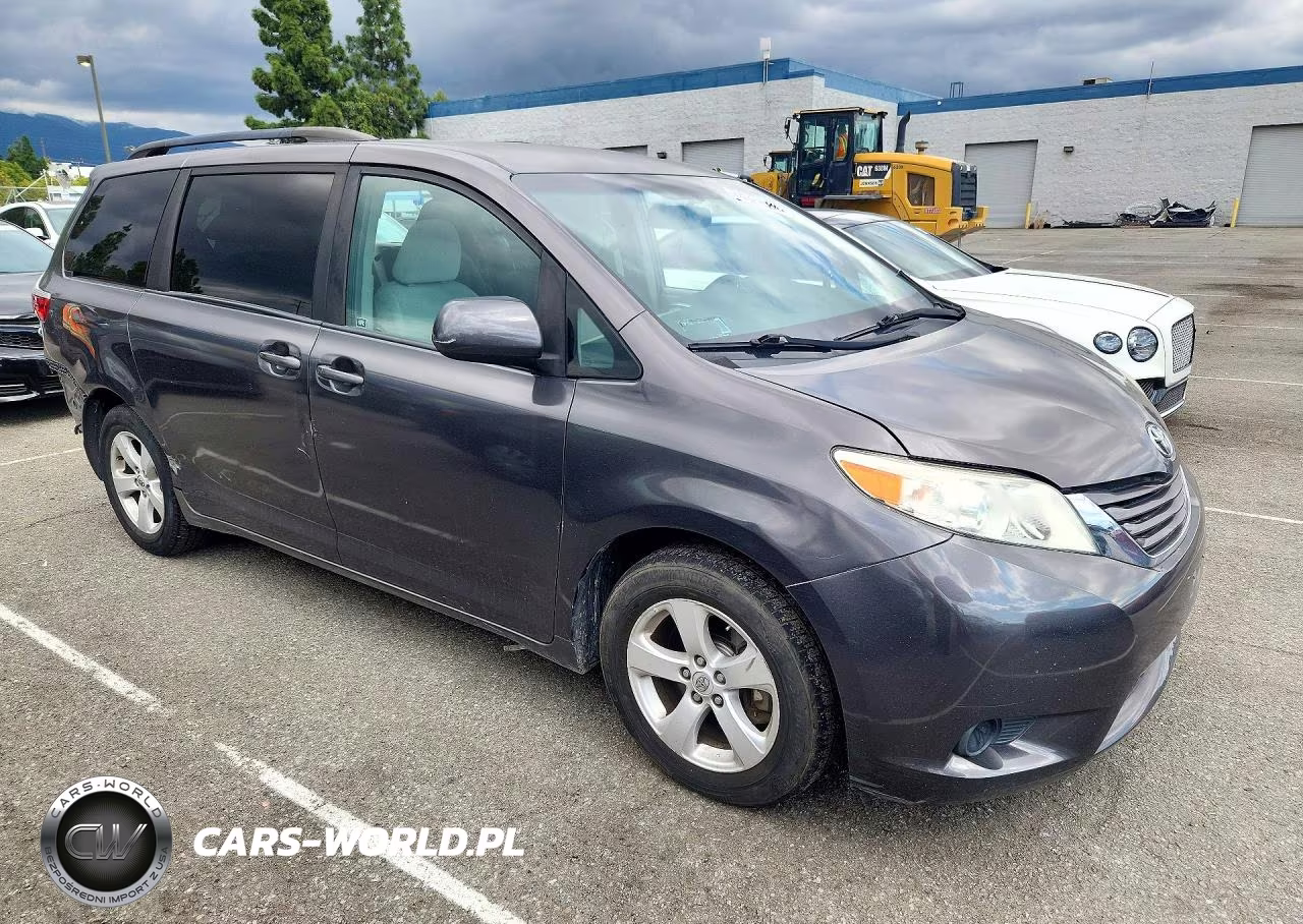 2017 Toyota Sienna Le VIN:5TDKZ3DC2HS784999 - 4