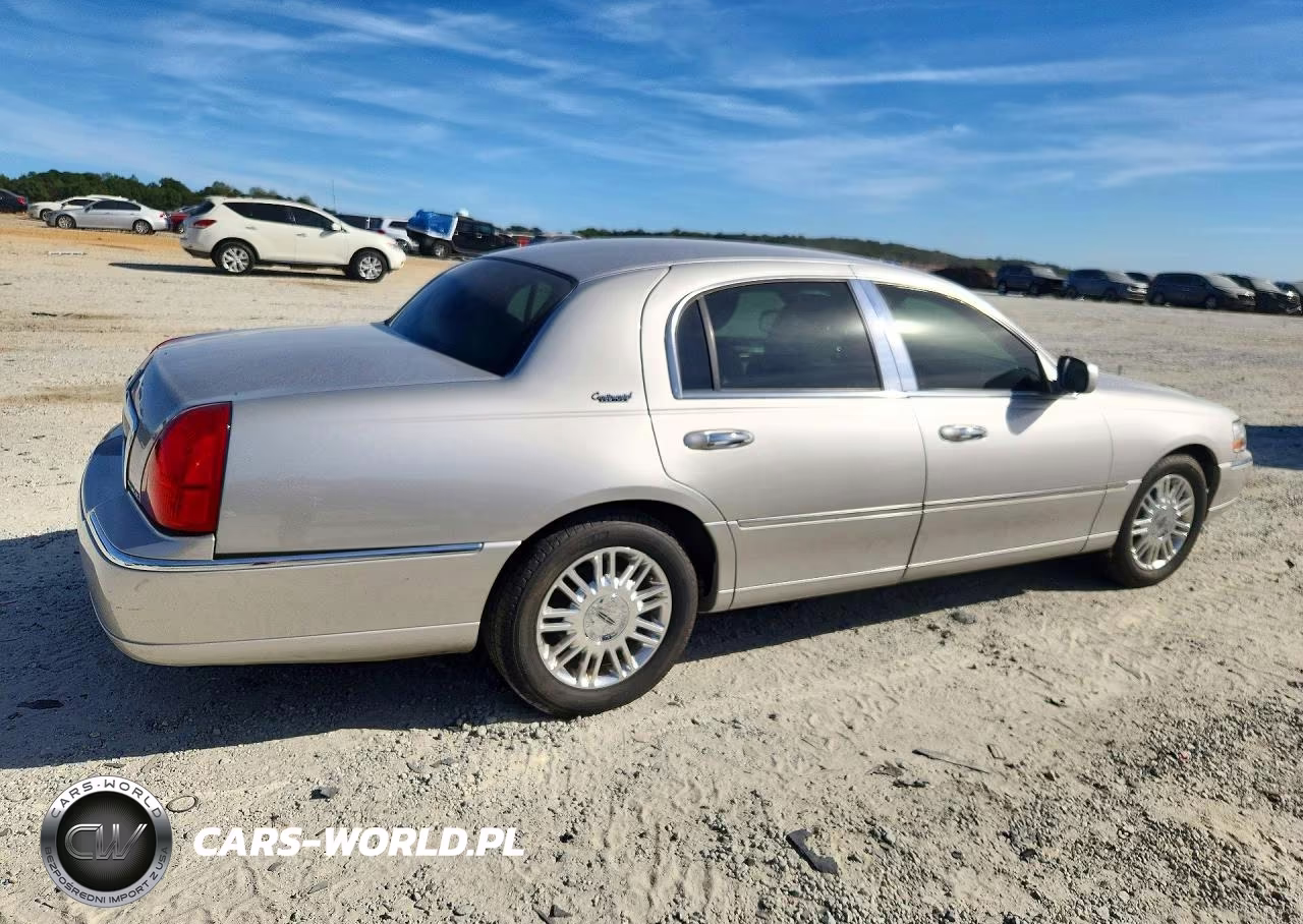 2011 Lincoln Town Car Signature Limited VIN:2LNBL8CVXBX760829 - 3