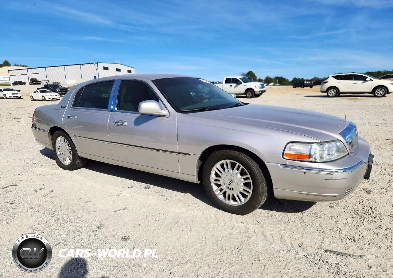 2011 Lincoln Town Car Signature Limited VIN:2LNBL8CVXBX760829 - 4