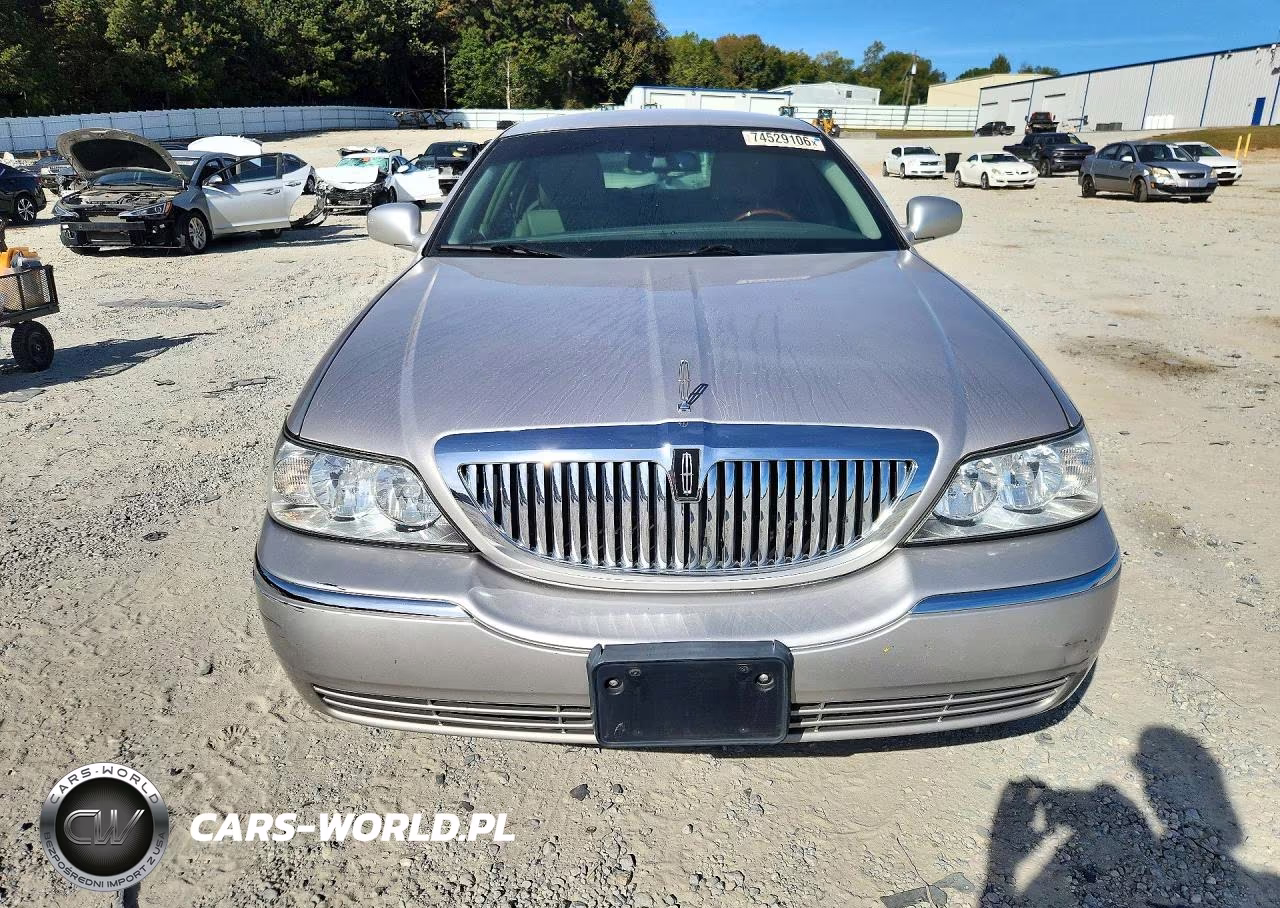 2011 Lincoln Town Car Signature Limited VIN:2LNBL8CVXBX760829 - 5