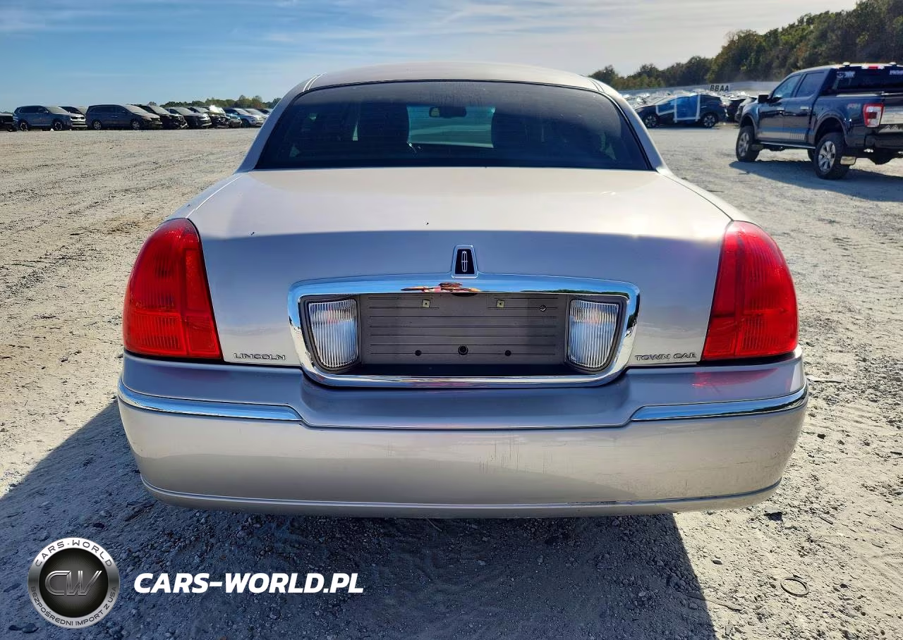 2011 Lincoln Town Car Signature Limited VIN:2LNBL8CVXBX760829 - 6