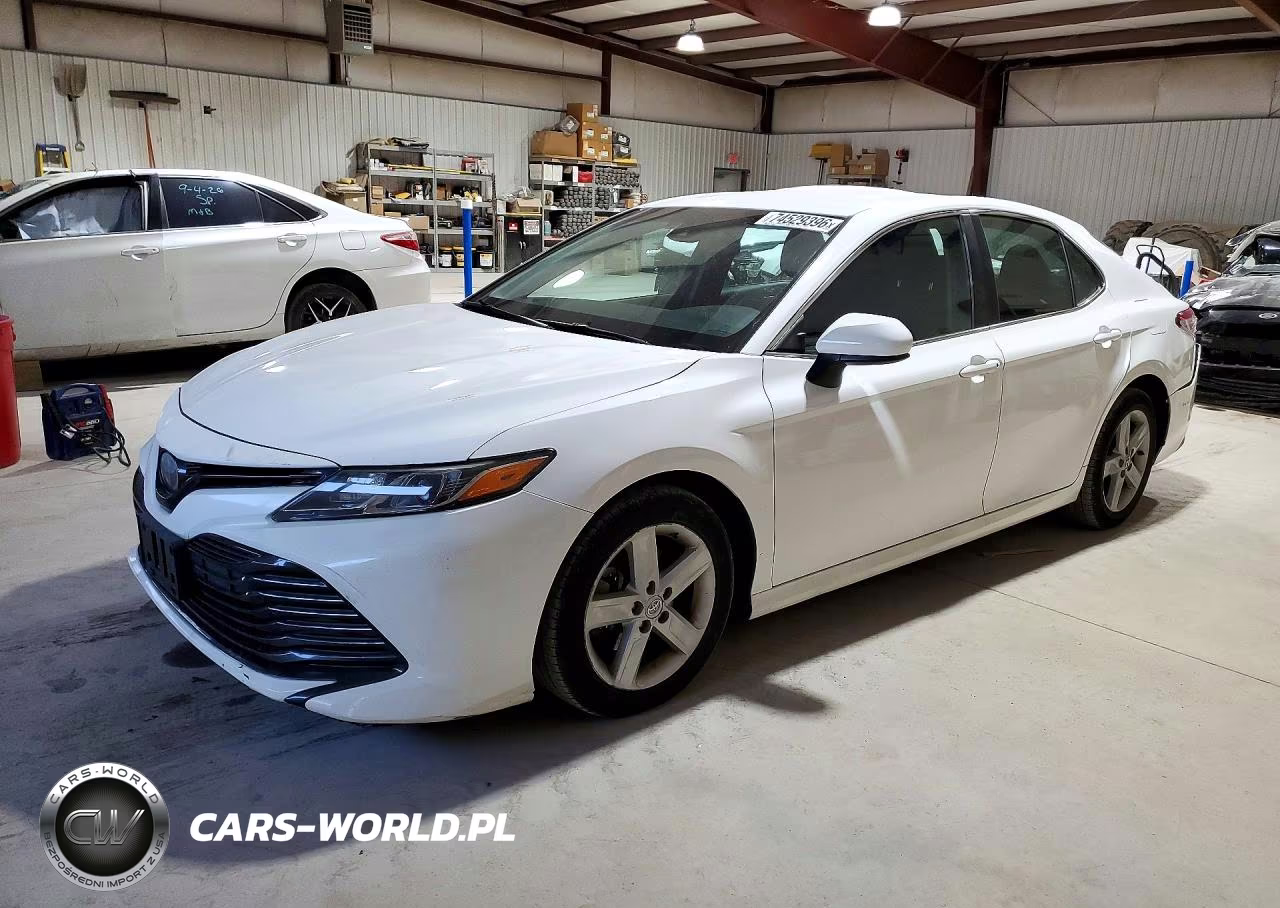 2018 Toyota Camry Le – zdjęcie 1 z 12