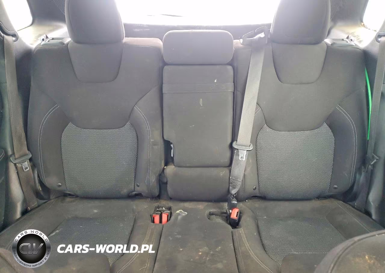 2019 Jeep Cherokee Latitude VIN:1C4PJLCB0KD377370 - 10