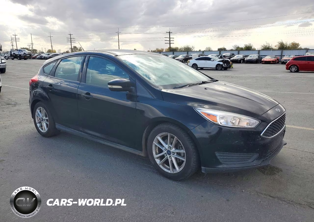 2016 Ford Focus Se VIN:1FADP3K26GL256106 - 4