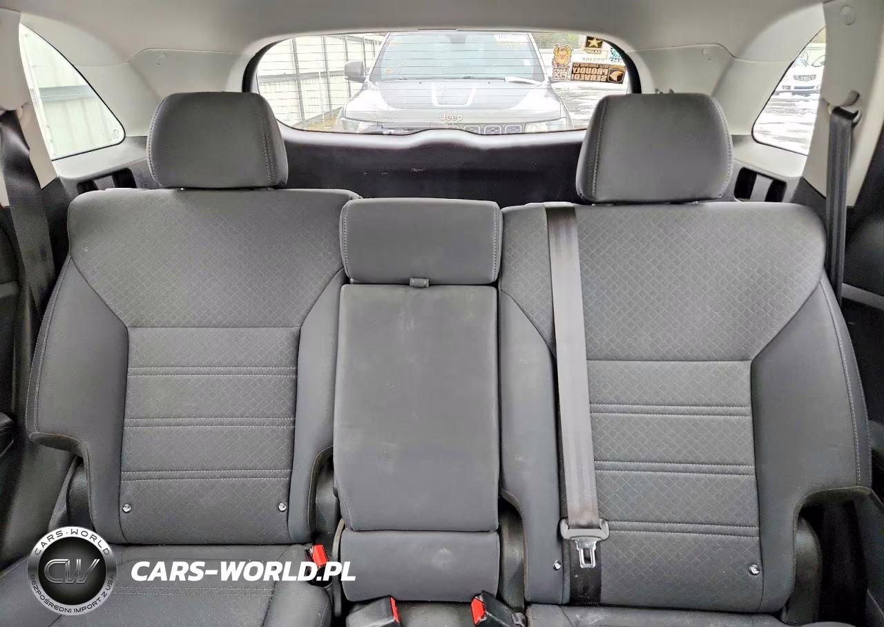 2019 Kia Sorento L VIN:5XYPG4A39KG592070 - 10