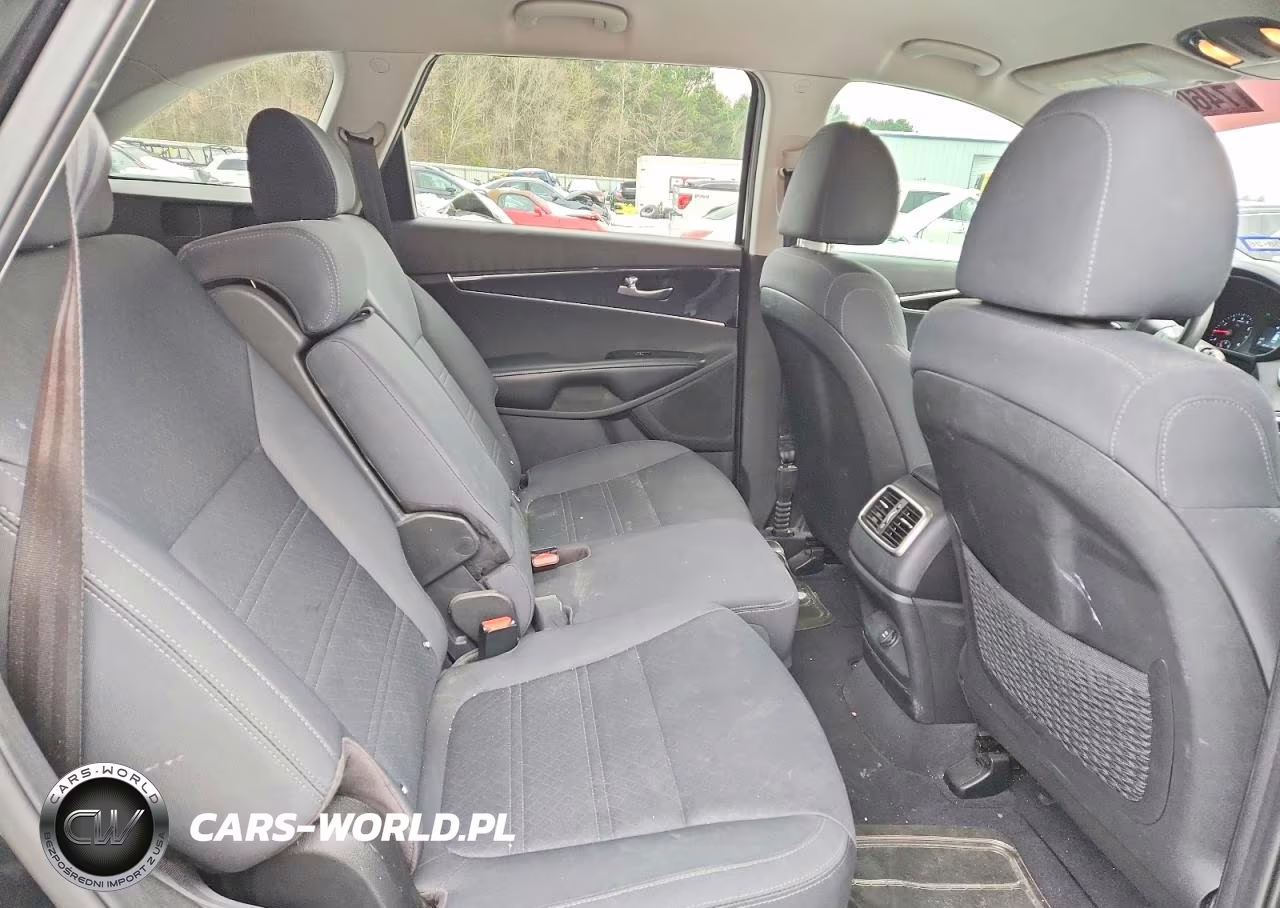 2019 Kia Sorento L VIN:5XYPG4A39KG592070 - 11