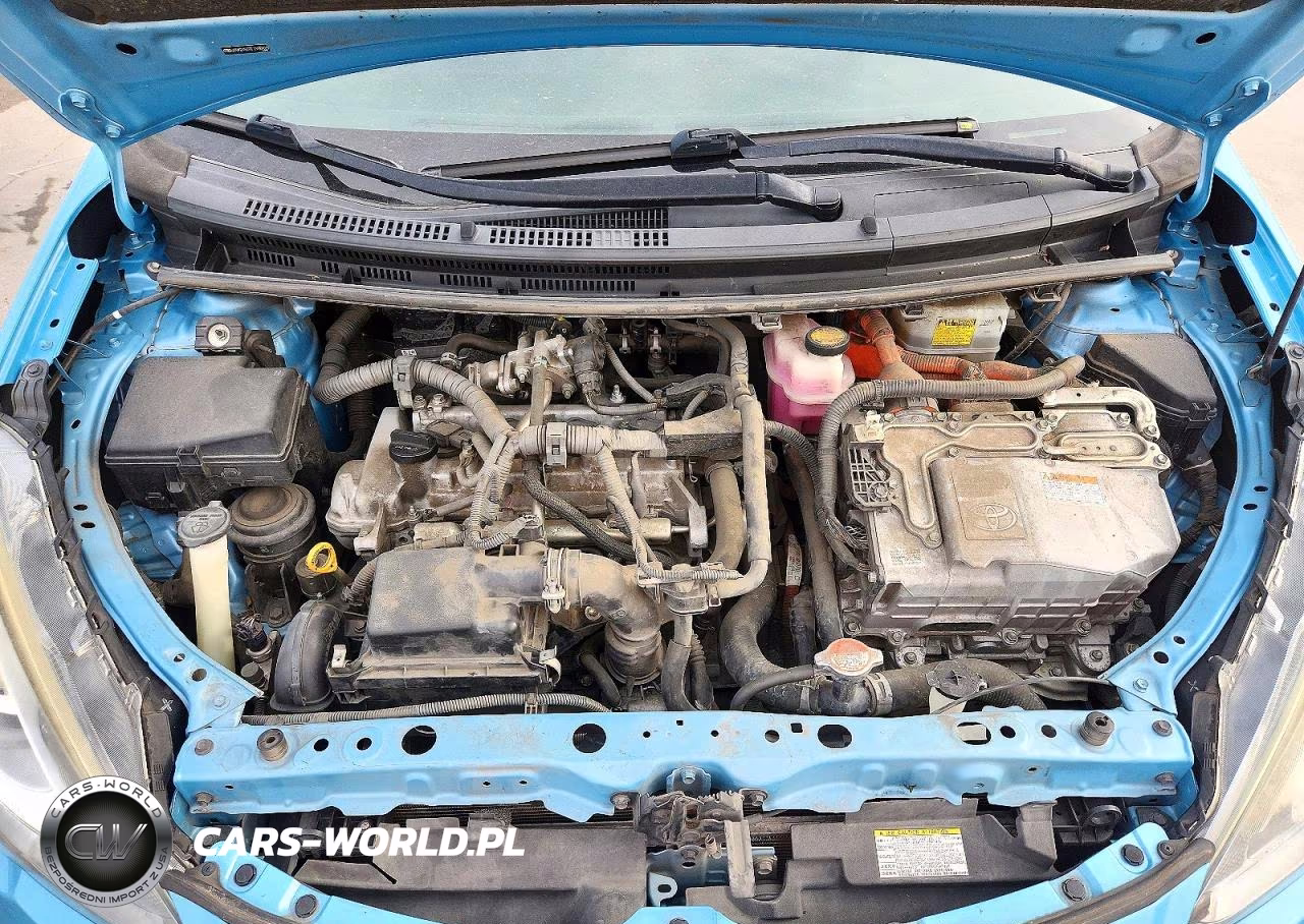 2015 Toyota Prius C Two VIN:JTDKDTB37F1108415 - 11