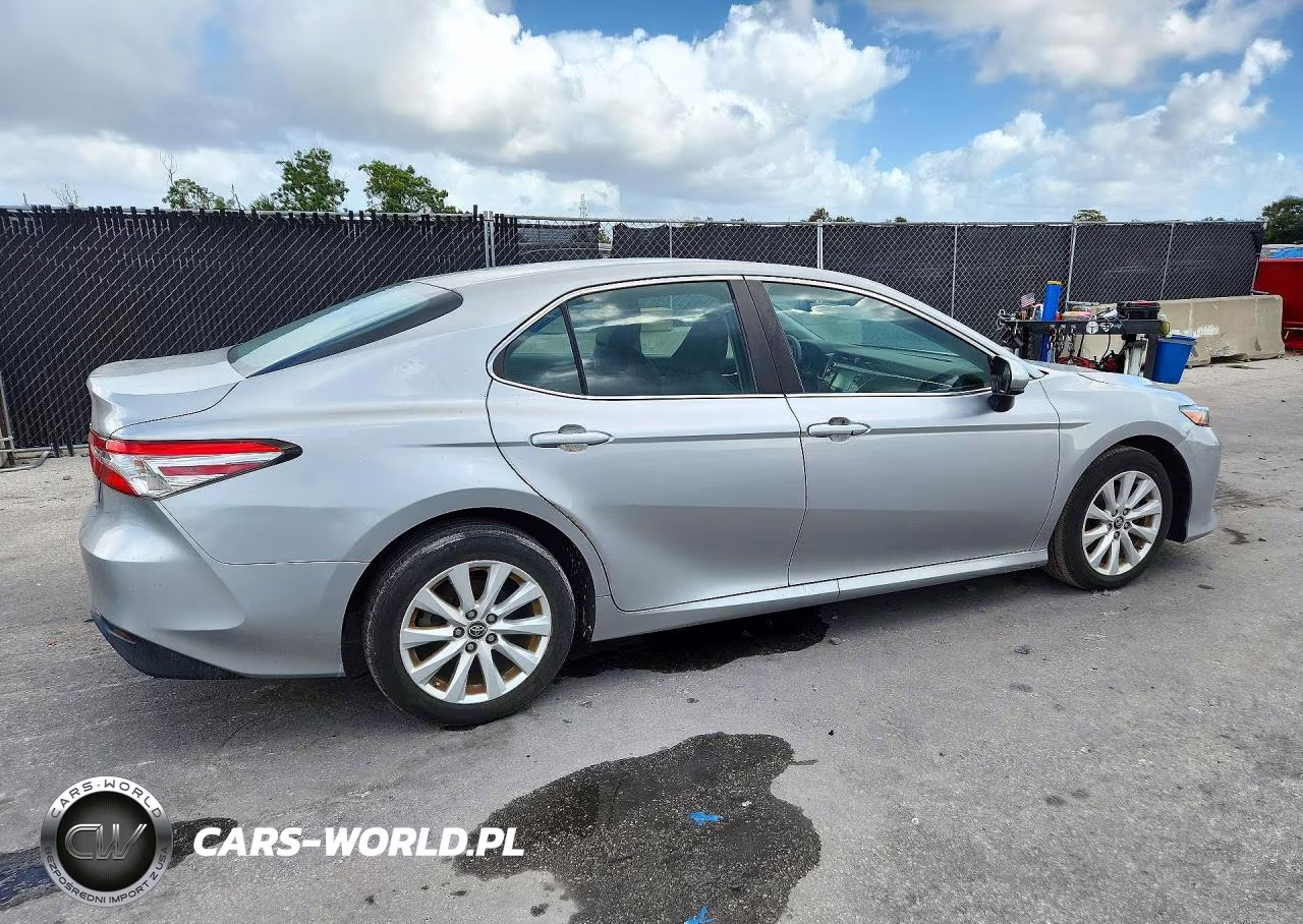 2018 Toyota Camry Le VIN:4T1B11HK7JU634297 - 3