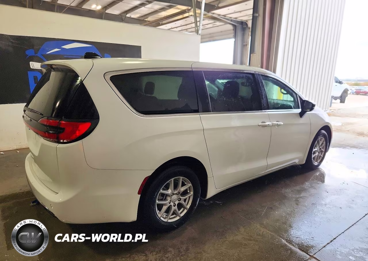 2026 Chrysler Pacifica Select VIN:2C4RC1BG4TR231654 - 3